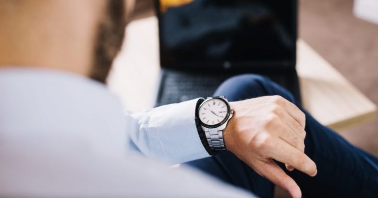 trabajador mirando el reloj para consultar la hora