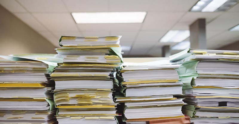 pila de documentos y facturas para guardar
