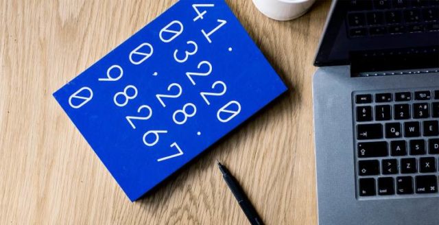 ordenador y cuaderno con números