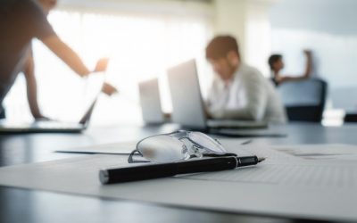 equipo de trabajo con documentos y pluma - asesoría jurídica pymes madrid