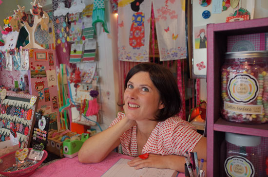 señora con su negocio