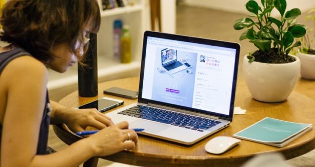 emprendedora trabajando