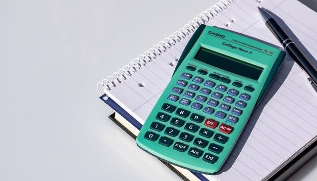 libreta y calculadora para realizar la declaración de la renta