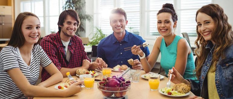 empleados comiendo juntos en un comedor