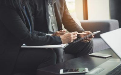 dos personas debatiendo sobre la creación de un negocio en Madrid