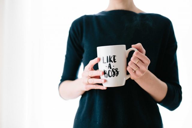 imagen con taza con mensaje empresario de éxito
