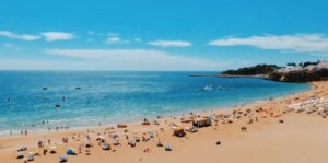 trabajadores en la playa
