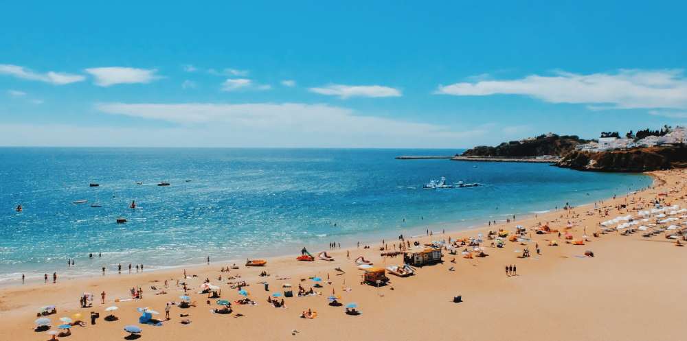 trabajadores en la playa