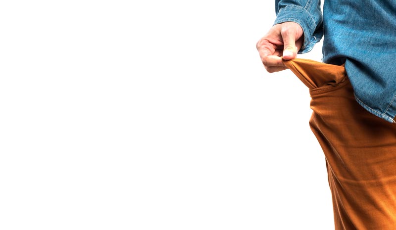 hombre sin dinero en los bolsillos