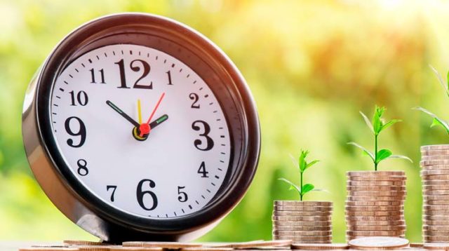 reloj junto a dinero
