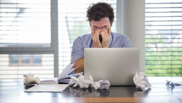 hombre frustrado trabajando