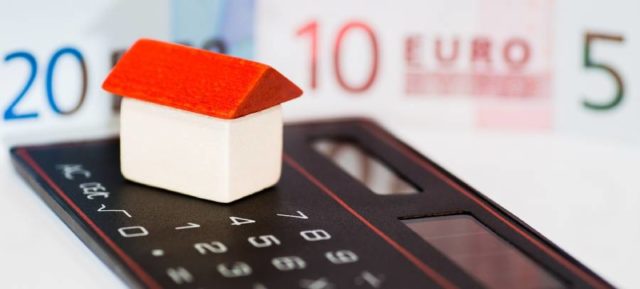 casa y calculadora representando una hipoteca