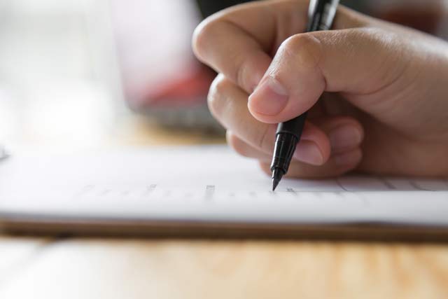 mano escribiendo información para autónomos Madrid