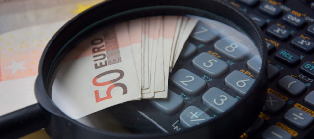 lupa,dinero,calculadora