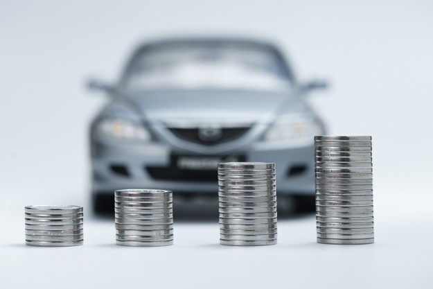 imagen de coche con monedas