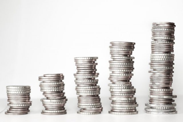 monedas apiladas - prestación por desempleo