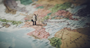 muñeco sobre mapa de europa
