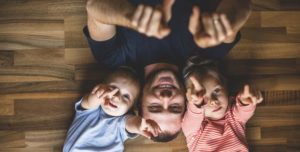 padre autónomo con hijos pequeños