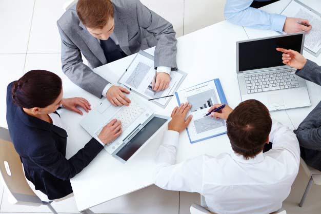 foto de de equipo financiero trabajando