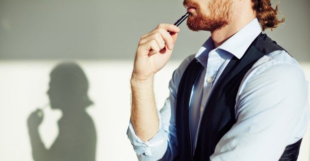 hombre pensando en Ventajas e inconvenientes de una sociedad limitada