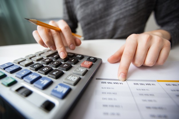 persona calculando la Indemnización por despido