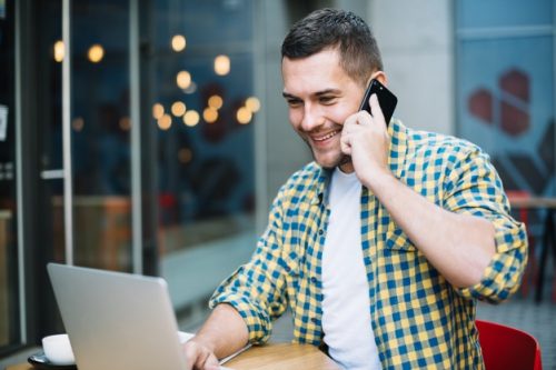autonomo hablando por telefono