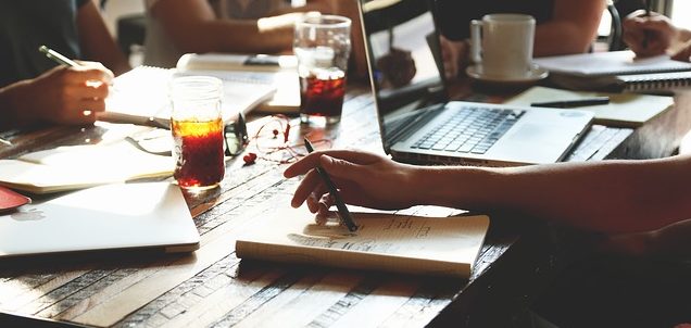 reunión en una cafeteria para generar ideas