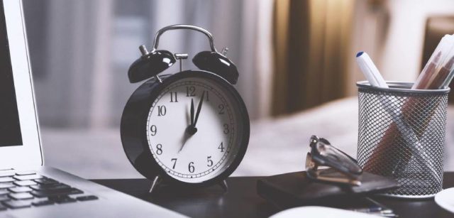 reloj en un escritorio
