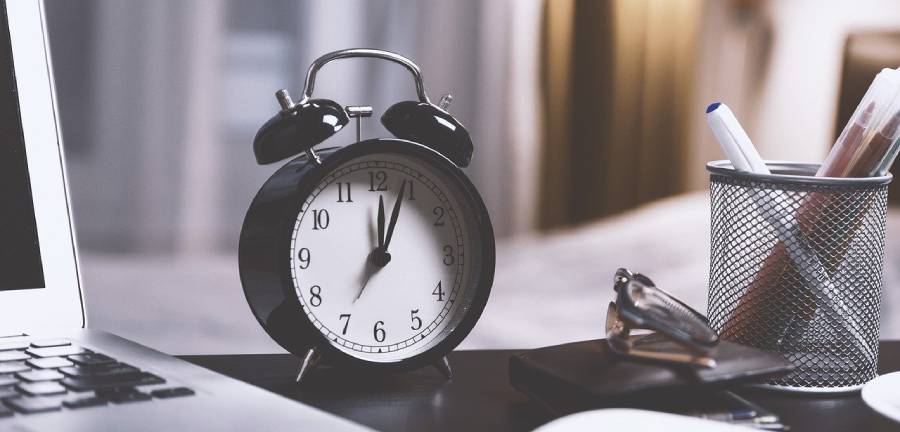 reloj en un escritorio